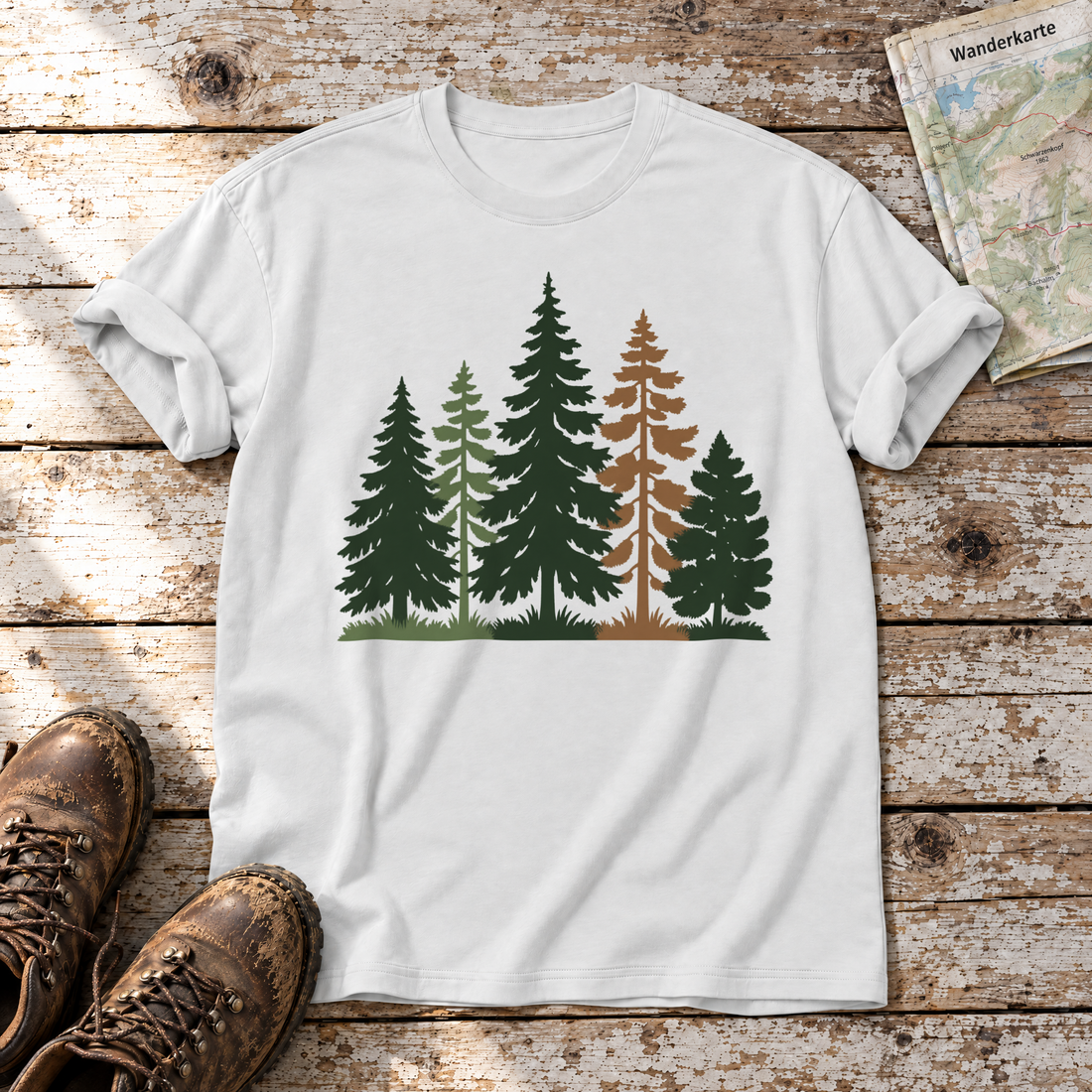 Waldrand – T-Shirt Unisex in Weiß, flach liegend auf alten Holzbrettern mit Wanderschuhen und Wanderkarte.