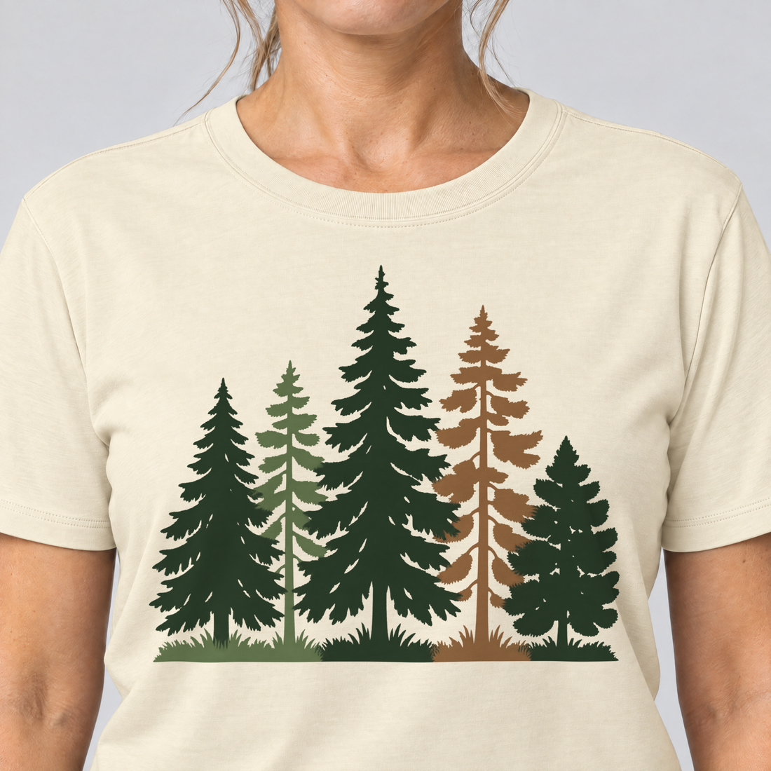 Nahaufnahme des Drucks: Waldrand – T-Shirt Unisex in Natur, von einer Frau getragen