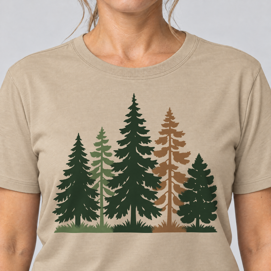 Nahaufnahme des Drucks: Waldrand – T-Shirt Unisex in Sand, von einer Frau getragen