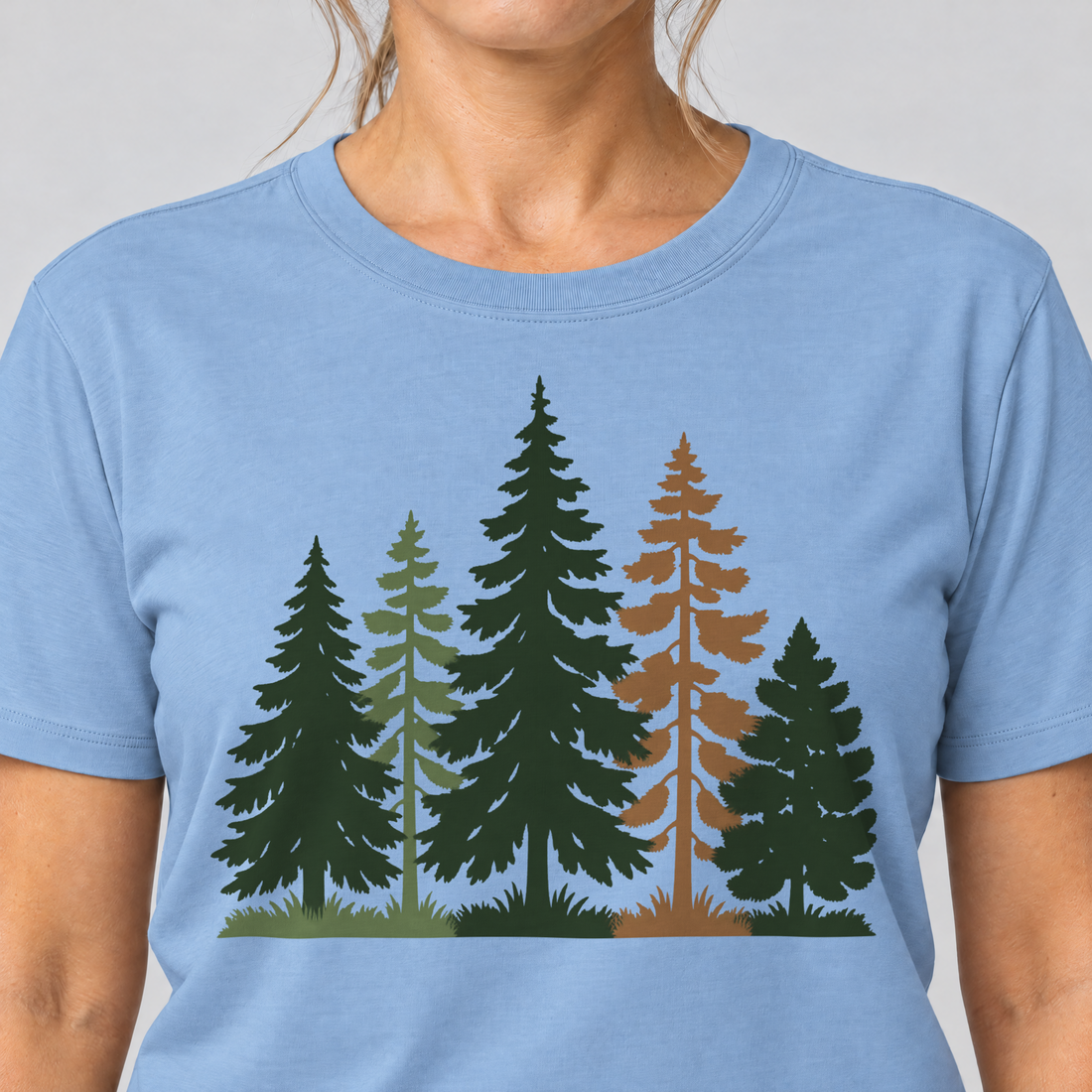 Nahaufnahme des Drucks: Waldrand – T-Shirt Unisex in Himmelblau, von einer Frau getragen