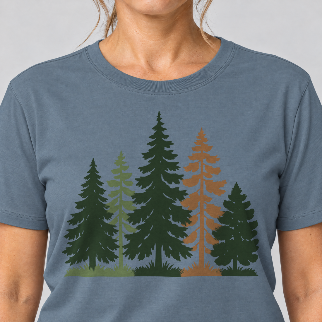 Nahaufnahme des Drucks: Waldrand – T-Shirt Unisex in Steinblau, von einer Frau getragen
