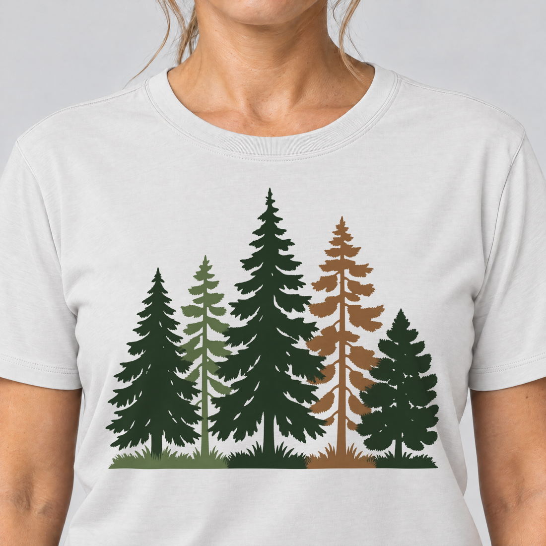 Nahaufnahme des Drucks: Waldrand – T-Shirt Unisex in Weiß, von einer Frau getragen