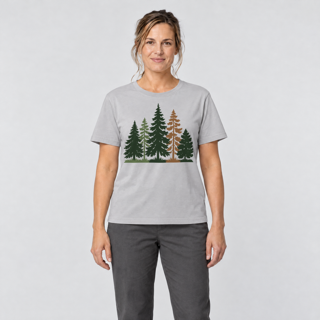 Frau trägt Waldrand – T-Shirt Unisex in Hellgrau, Ansicht von vorn