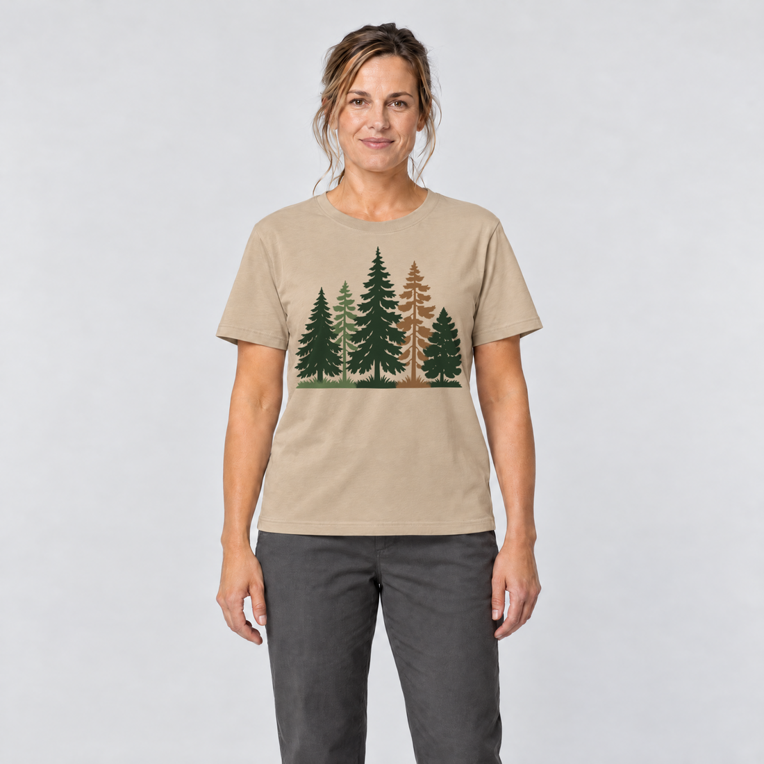 Frau trägt Waldrand – T-Shirt Unisex in Sand, Ansicht von vorn