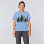 Frau trägt Waldrand – T-Shirt Unisex in Himmelblau, Ansicht von vorn