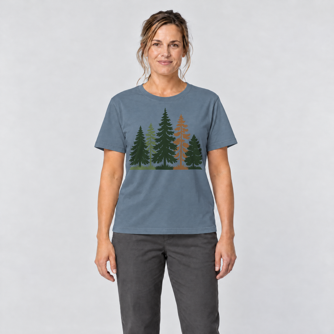 Frau trägt Waldrand – T-Shirt Unisex in Steinblau, Ansicht von vorn