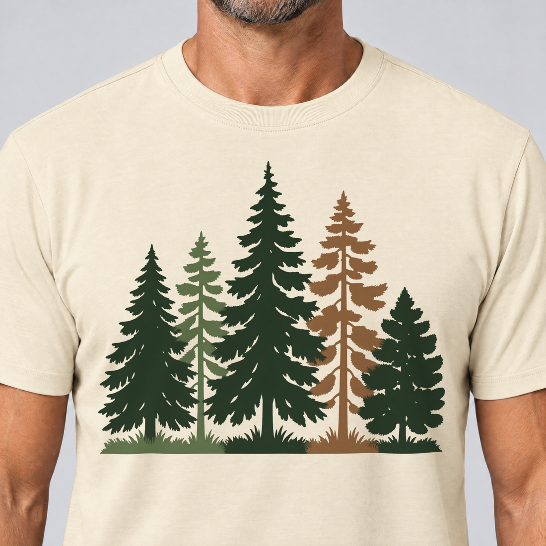 Nahaufnahme des Drucks: Waldrand – T-Shirt Unisex in Natur, von einem Mann getragen