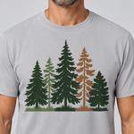 Nahaufnahme des Drucks: Waldrand – T-Shirt Unisex in Hellgrau, von einem Mann getragen