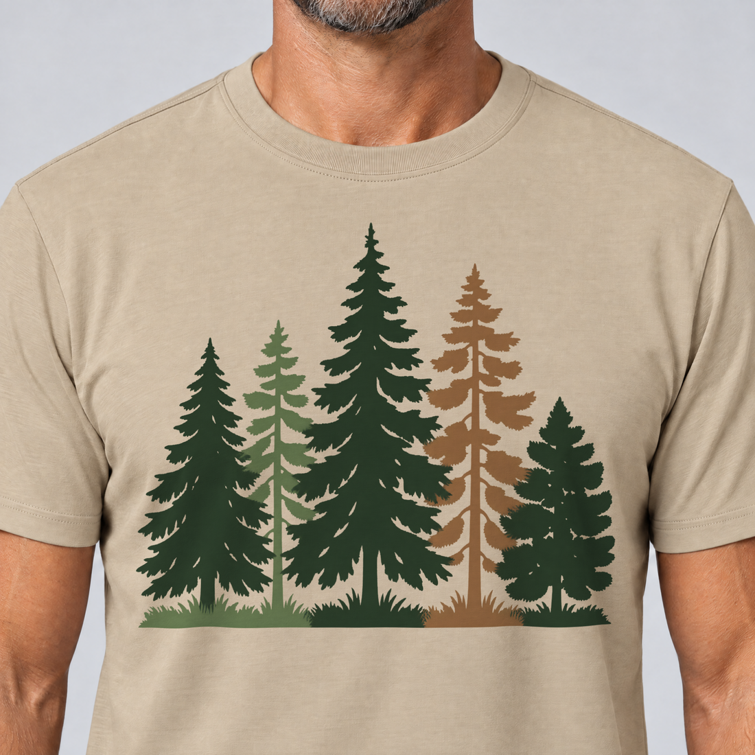 Nahaufnahme des Drucks: Waldrand – T-Shirt Unisex in Sand, von einem Mann getragen