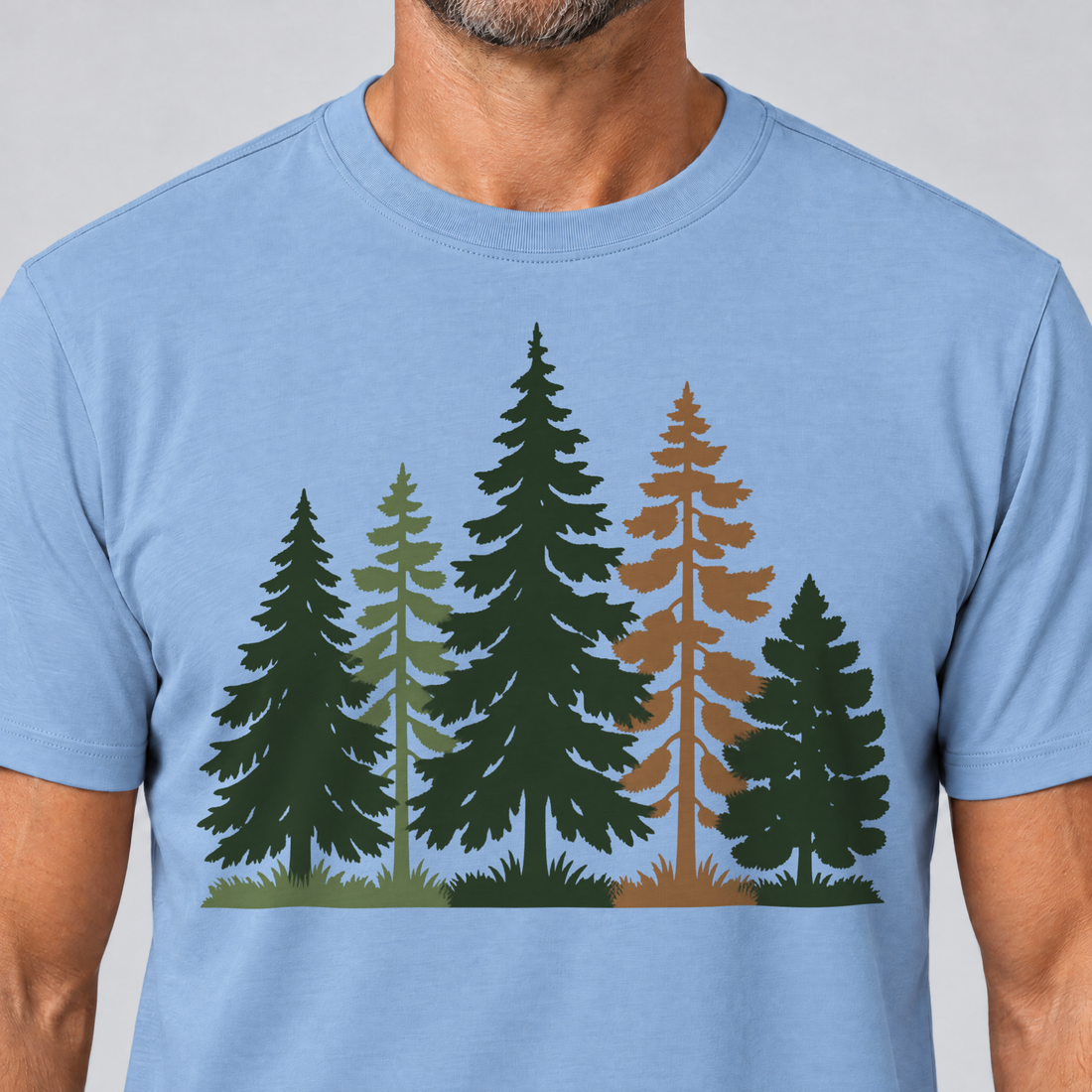 Nahaufnahme des Drucks: Waldrand – T-Shirt Unisex in Himmelblau, von einem Mann getragen