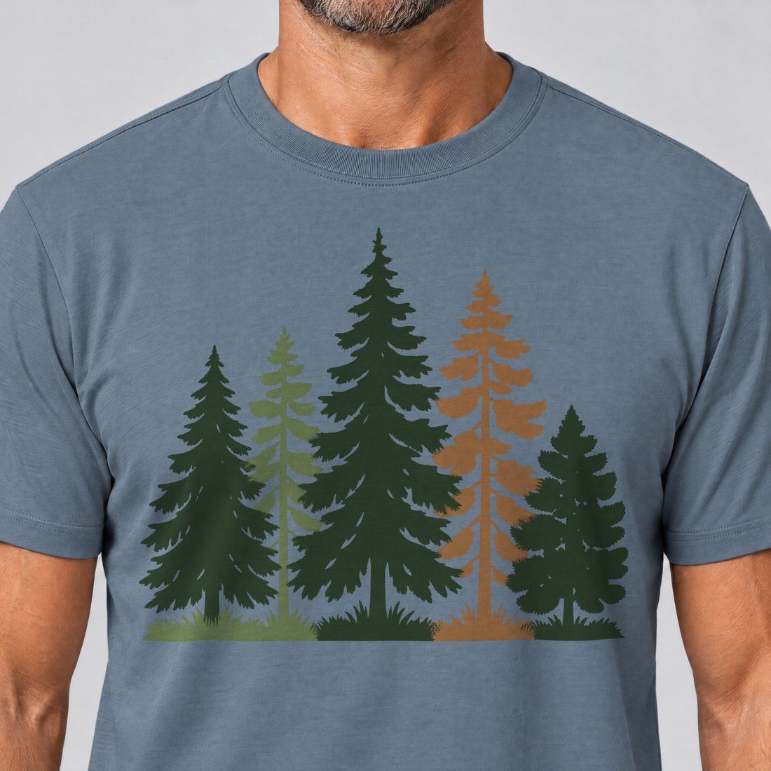 Nahaufnahme des Drucks: Waldrand – T-Shirt Unisex in Steinblau, von einem Mann getragen