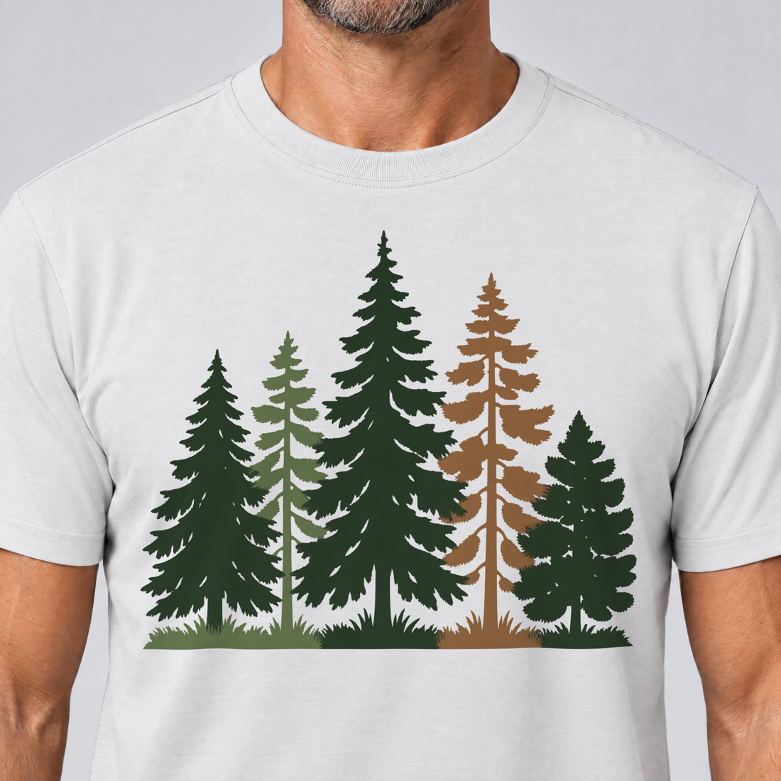 Nahaufnahme des Drucks: Waldrand – T-Shirt Unisex in Weiß, von einem Mann getragen