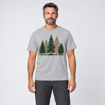 Mann trägt Waldrand – T-Shirt Unisex in Hellgrau, Ansicht von vorn