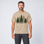 Mann trägt Waldrand – T-Shirt Unisex in Sand, Ansicht von vorn