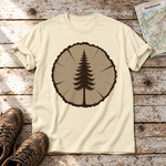 Fichte in der Baumscheibe – T-Shirt Unisex in Natur, flach liegend auf alten Holzbrettern mit Wanderschuhen und Wanderkarte.