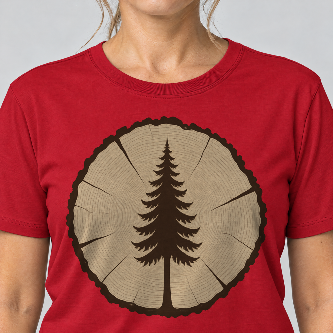 Nahaufnahme des Drucks: Fichte in der Baumscheibe – T-Shirt Unisex in Rot, von einer Frau getragen