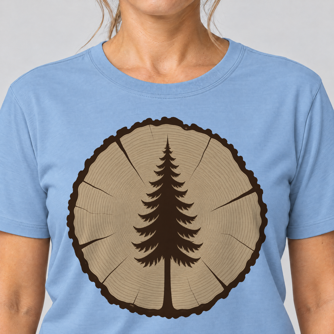 Nahaufnahme des Drucks: Fichte in der Baumscheibe – T-Shirt Unisex in Himmelblau, von einer Frau getragen