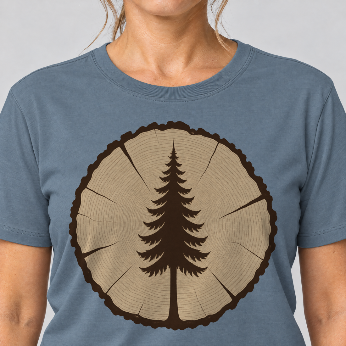 Nahaufnahme des Drucks: Fichte in der Baumscheibe – T-Shirt Unisex in Steinblau, von einer Frau getragen