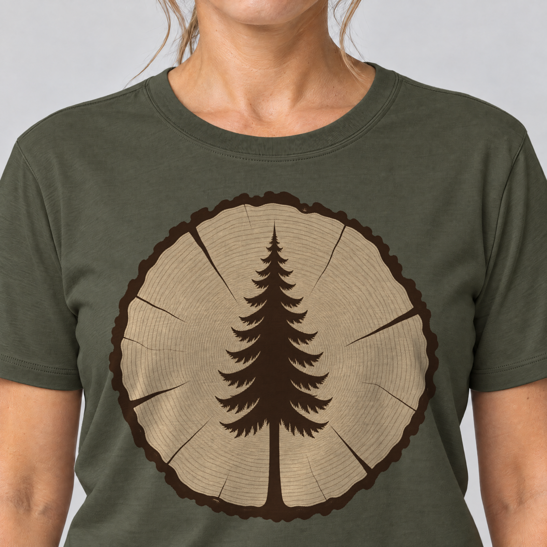 Nahaufnahme des Drucks: Fichte in der Baumscheibe – T-Shirt Unisex in Oliv, von einer Frau getragen