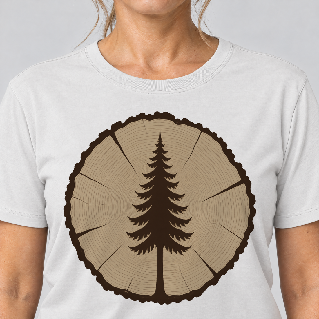 Nahaufnahme des Drucks: Fichte in der Baumscheibe – T-Shirt Unisex in Weiß, von einer Frau getragen