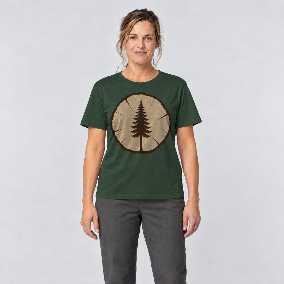 Frau trägt Fichte in der Baumscheibe – T-Shirt Unisex in Flaschengrün, Ansicht von vorn