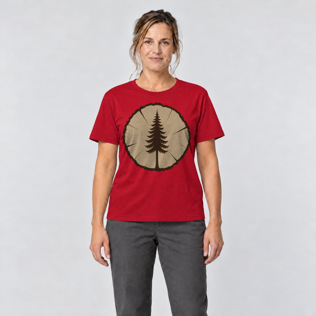 Frau trägt Fichte in der Baumscheibe – T-Shirt Unisex in Rot, Ansicht von vorn