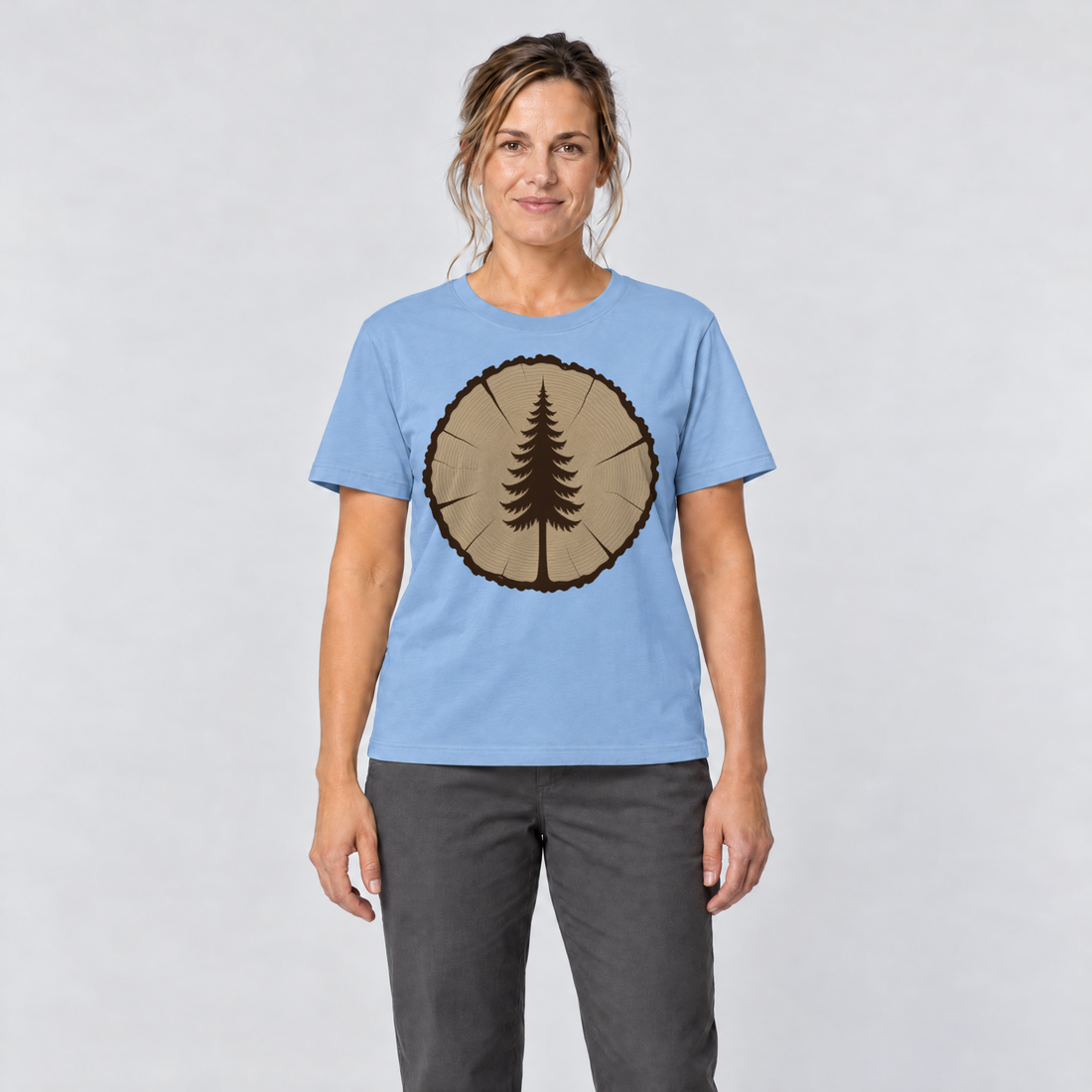 Frau trägt Fichte in der Baumscheibe – T-Shirt Unisex in Himmelblau, Ansicht von vorn