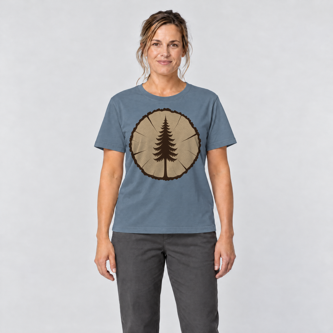 Frau trägt Fichte in der Baumscheibe – T-Shirt Unisex in Steinblau, Ansicht von vorn