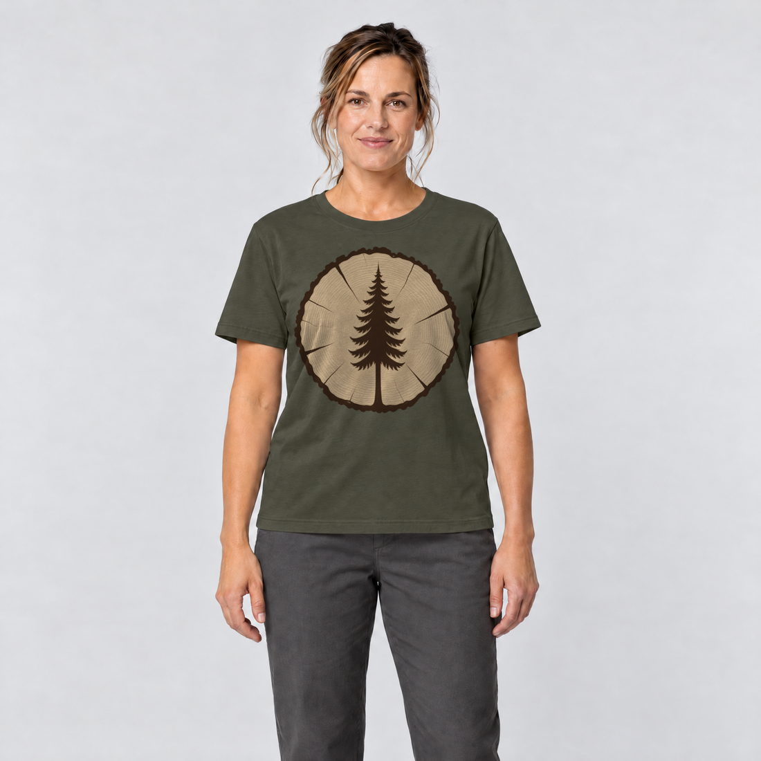 Frau trägt Fichte in der Baumscheibe – T-Shirt Unisex in Oliv, Ansicht von vorn