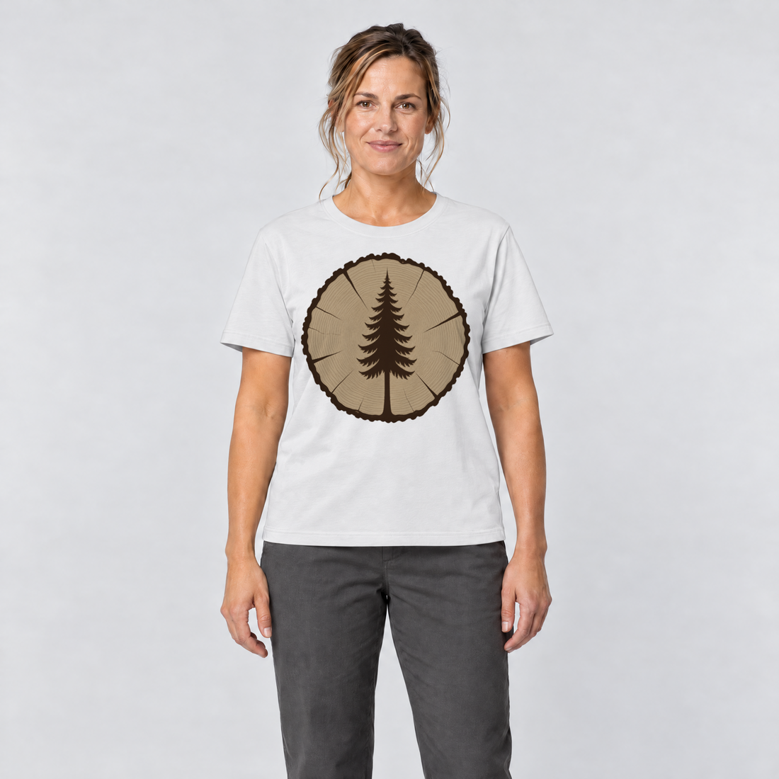 Frau trägt Fichte in der Baumscheibe – T-Shirt Unisex in Weiß, Ansicht von vorn