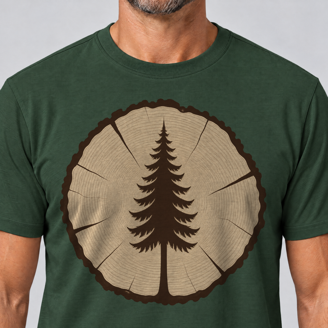Nahaufnahme des Drucks: Fichte in der Baumscheibe – T-Shirt Unisex in Flaschengrün, von einem Mann getragen