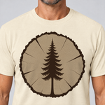 Nahaufnahme des Drucks: Fichte in der Baumscheibe – T-Shirt Unisex in Natur, von einem Mann getragen