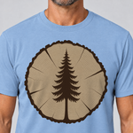 Nahaufnahme des Drucks: Fichte in der Baumscheibe – T-Shirt Unisex in Himmelblau, von einem Mann getragen