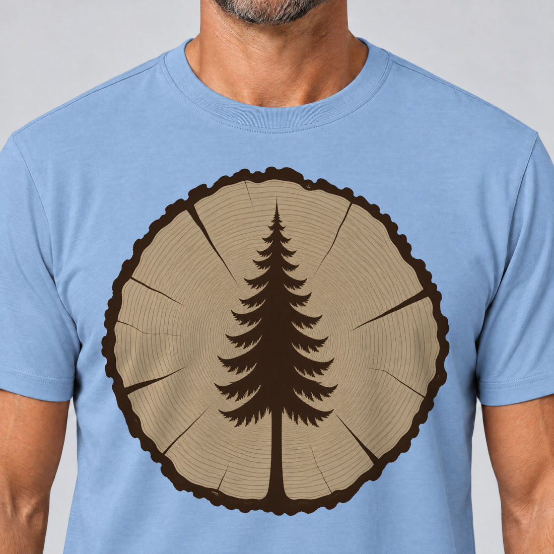 Nahaufnahme des Drucks: Fichte in der Baumscheibe – T-Shirt Unisex in Himmelblau, von einem Mann getragen