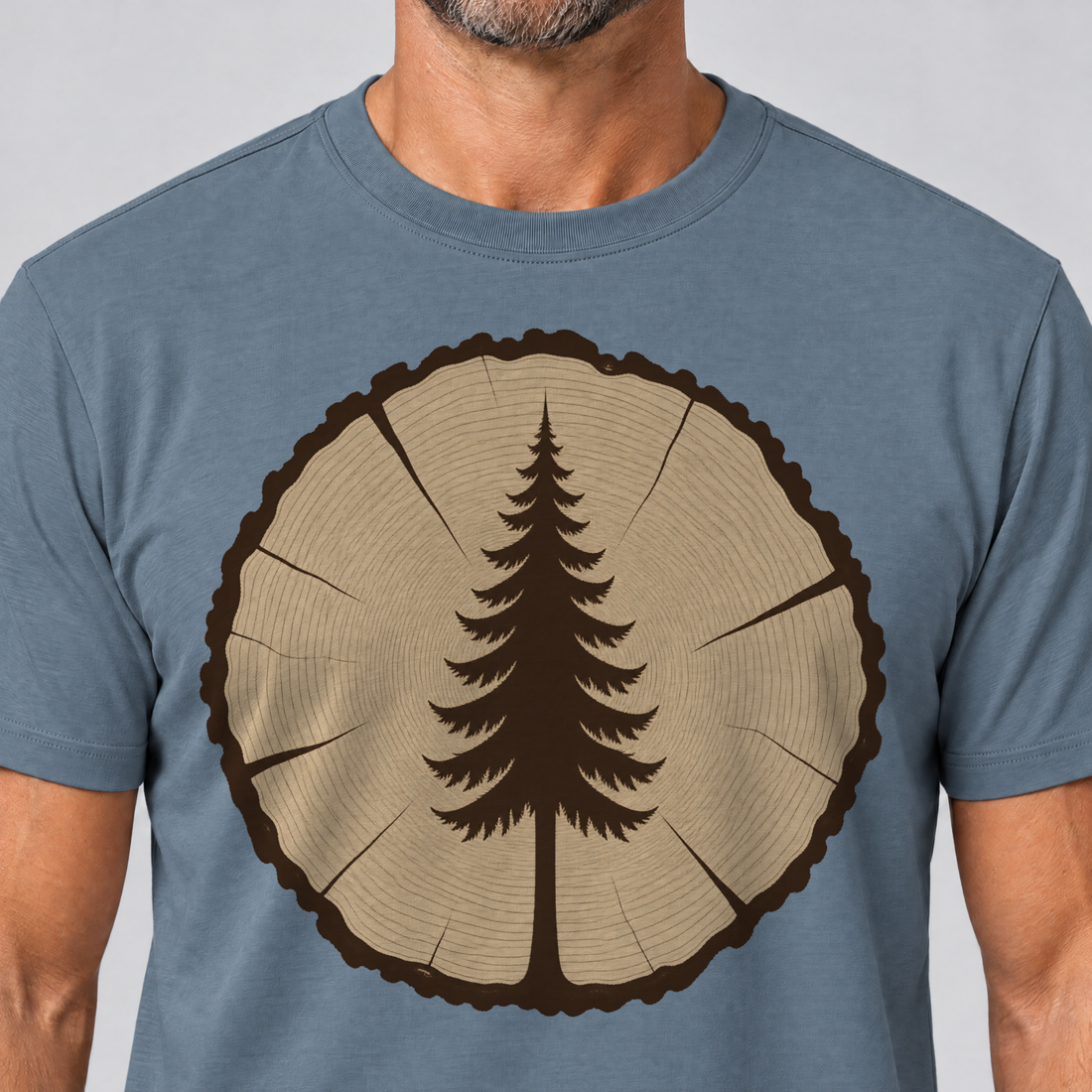 Nahaufnahme des Drucks: Fichte in der Baumscheibe – T-Shirt Unisex in Steinblau, von einem Mann getragen