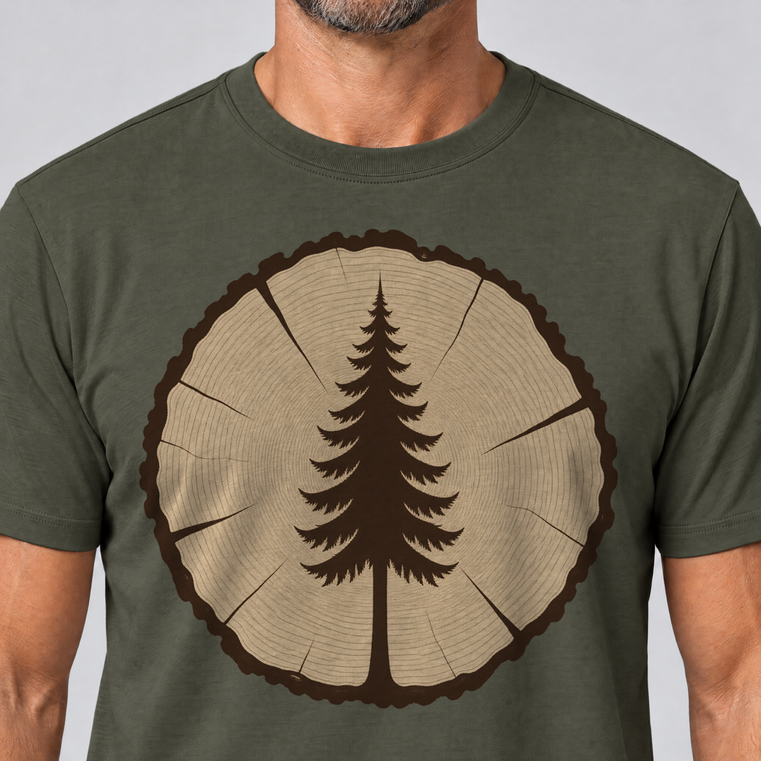 Nahaufnahme des Drucks: Fichte in der Baumscheibe – T-Shirt Unisex in Oliv, von einem Mann getragen