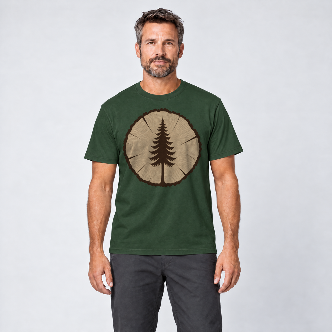 Mann trägt Fichte in der Baumscheibe – T-Shirt Unisex in Flaschengrün, Ansicht von vorn