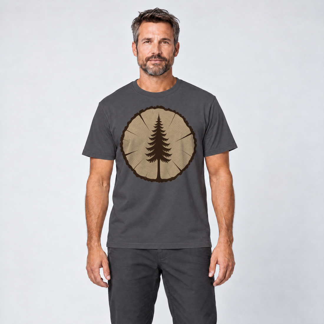 Mann trägt Fichte in der Baumscheibe – T-Shirt Unisex in Dunkelgrau, Ansicht von vorn