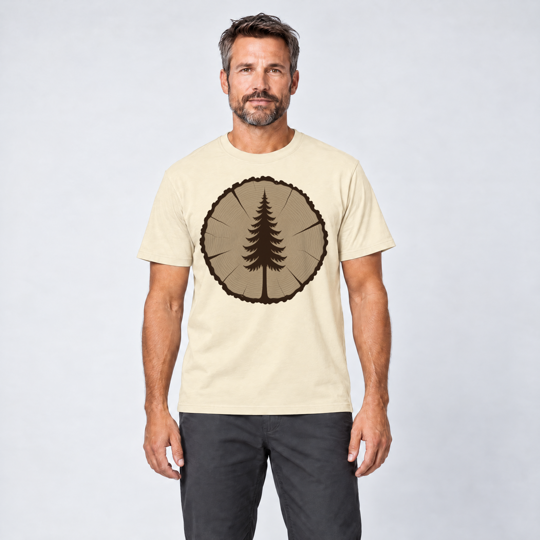 Mann trägt Fichte in der Baumscheibe – T-Shirt Unisex in Natur, Ansicht von vorn