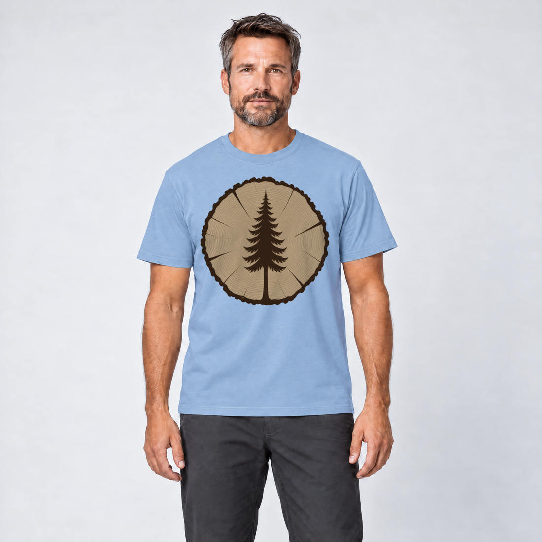 Mann trägt Fichte in der Baumscheibe – T-Shirt Unisex in Himmelblau, Ansicht von vorn