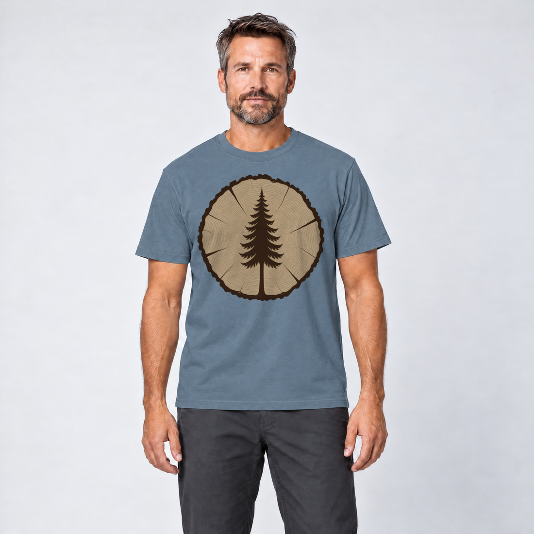 Mann trägt Fichte in der Baumscheibe – T-Shirt Unisex in Steinblau, Ansicht von vorn