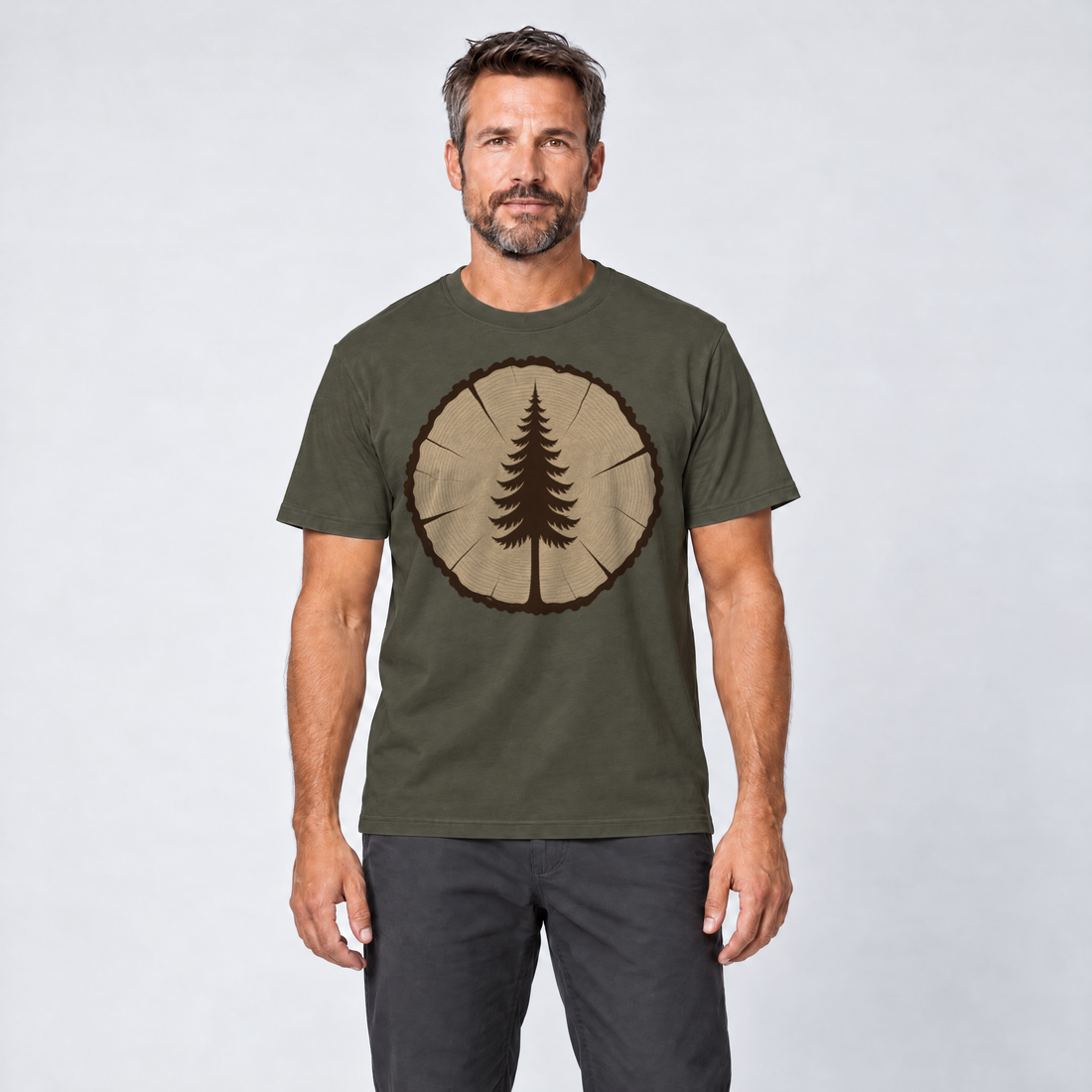 Mann trägt Fichte in der Baumscheibe – T-Shirt Unisex in Oliv, Ansicht von vorn