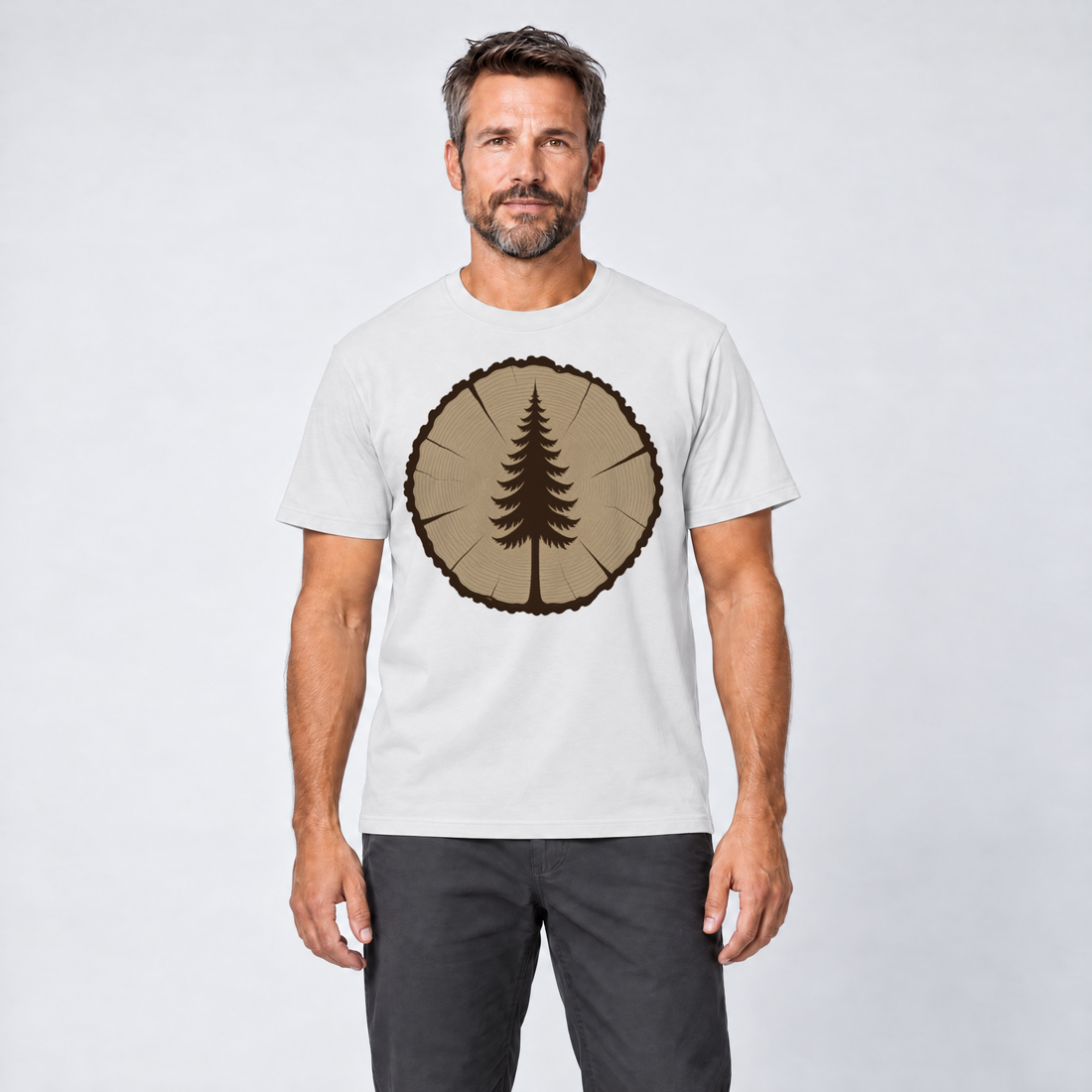Mann trägt Fichte in der Baumscheibe – T-Shirt Unisex in Weiß, Ansicht von vorn