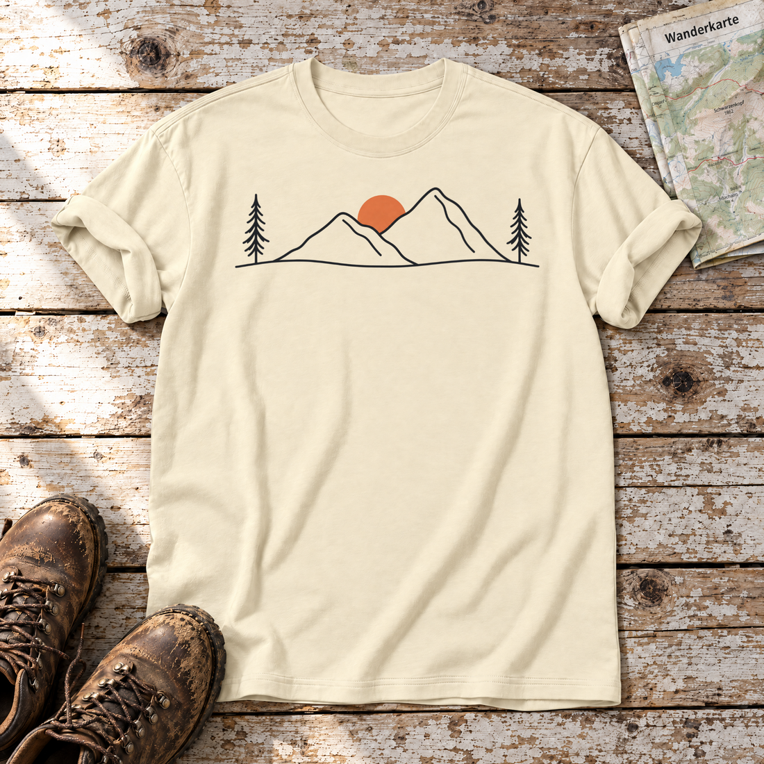 Abendsonne in den Bergen – T-Shirt Unisex in Natur, flach liegend auf alten Holzbrettern mit Wanderschuhen und Wanderkarte.