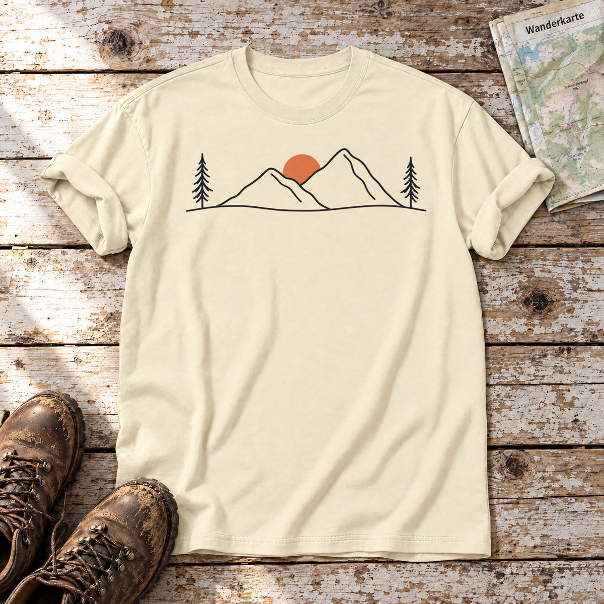 Abendsonne in den Bergen – T-Shirt Unisex in Natur, flach liegend auf alten Holzbrettern mit Wanderschuhen und Wanderkarte.