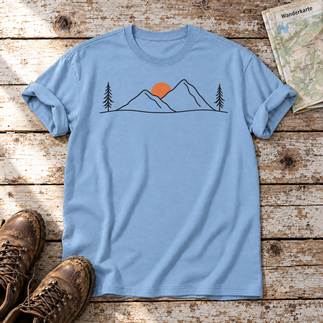 Abendsonne in den Bergen – T-Shirt Unisex in Himmelblau, flach liegend auf alten Holzbrettern mit Wanderschuhen und Wanderkarte.