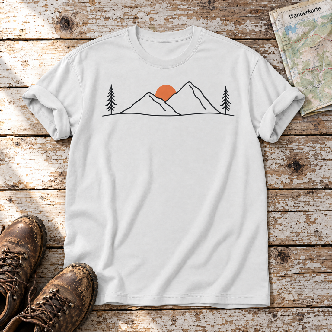 Abendsonne in den Bergen – T-Shirt Unisex in Weiß, flach liegend auf alten Holzbrettern mit Wanderschuhen und Wanderkarte.