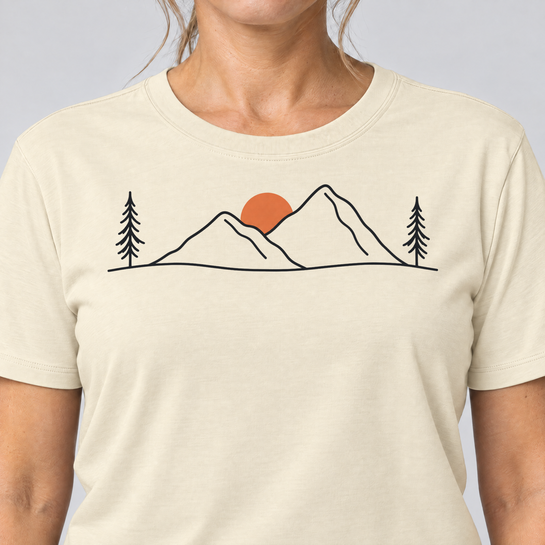Nahaufnahme des Drucks: Abendsonne in den Bergen – T-Shirt Unisex in Natur, von einer Frau getragen