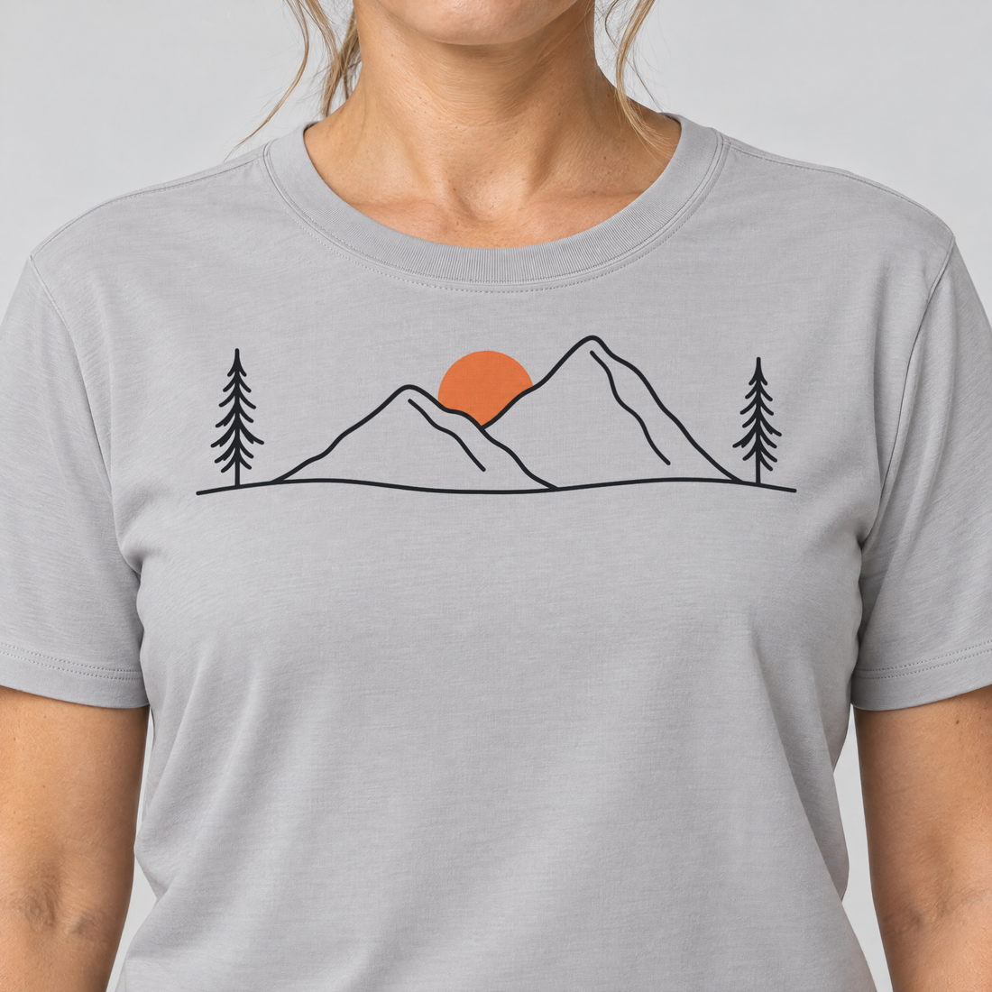 Nahaufnahme des Drucks: Abendsonne in den Bergen – T-Shirt Unisex in Hellgrau, von einer Frau getragen