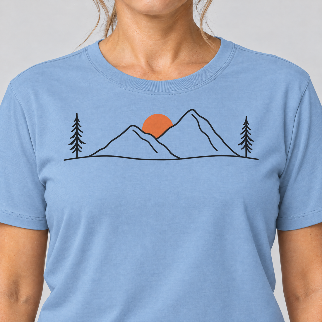 Nahaufnahme des Drucks: Abendsonne in den Bergen – T-Shirt Unisex in Himmelblau, von einer Frau getragen